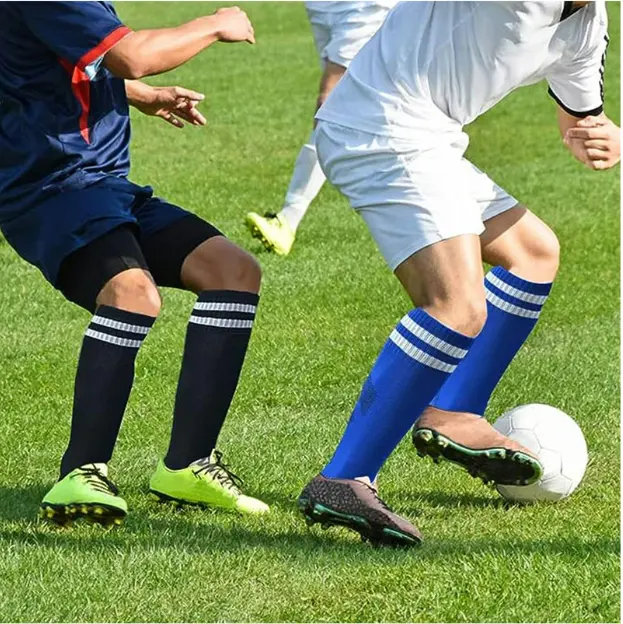 ถุงเท้าฟุตบอลกันลื่นสำหรับผู้ชายถุงเท้าฟุตบอลผ้าโพลีเอสเตอร์ออกแบบได้ตามต้องการโลโก้แบบกำหนดเอง