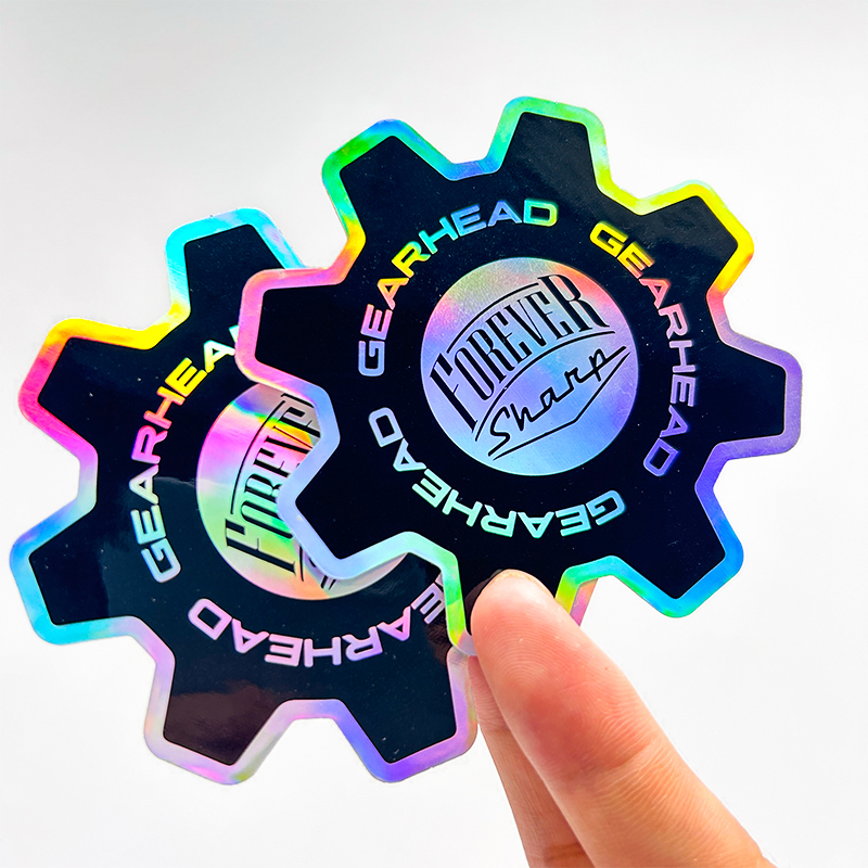 Logotipo holográfico con fondo negro.