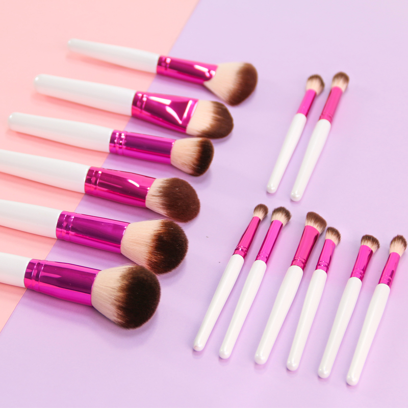 Ensemble de pinceaux de maquillage rouges