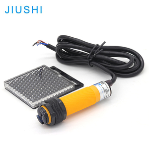 Interruttore fotoelettrico a infrarossi con diametro E3F-R2 da 18mm di diametro DC6-36V un sensore di riflessione retroriflettente - Product Image 1