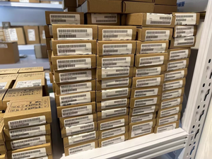 Nuovo modulo di ingresso analogico CJ1W-ID211 originale per la programmazione PLC e lo Stock di controllo industriale in magazzino