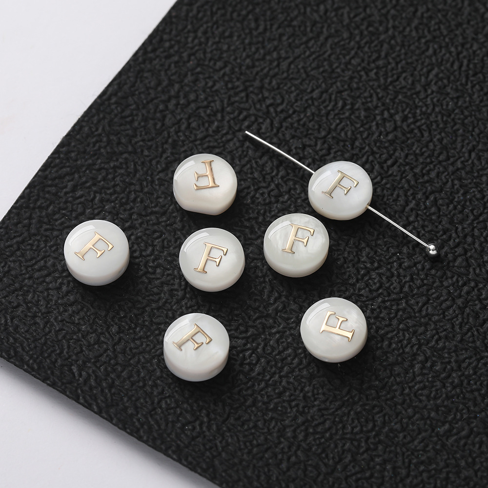 Perles lettres coquillages -- F