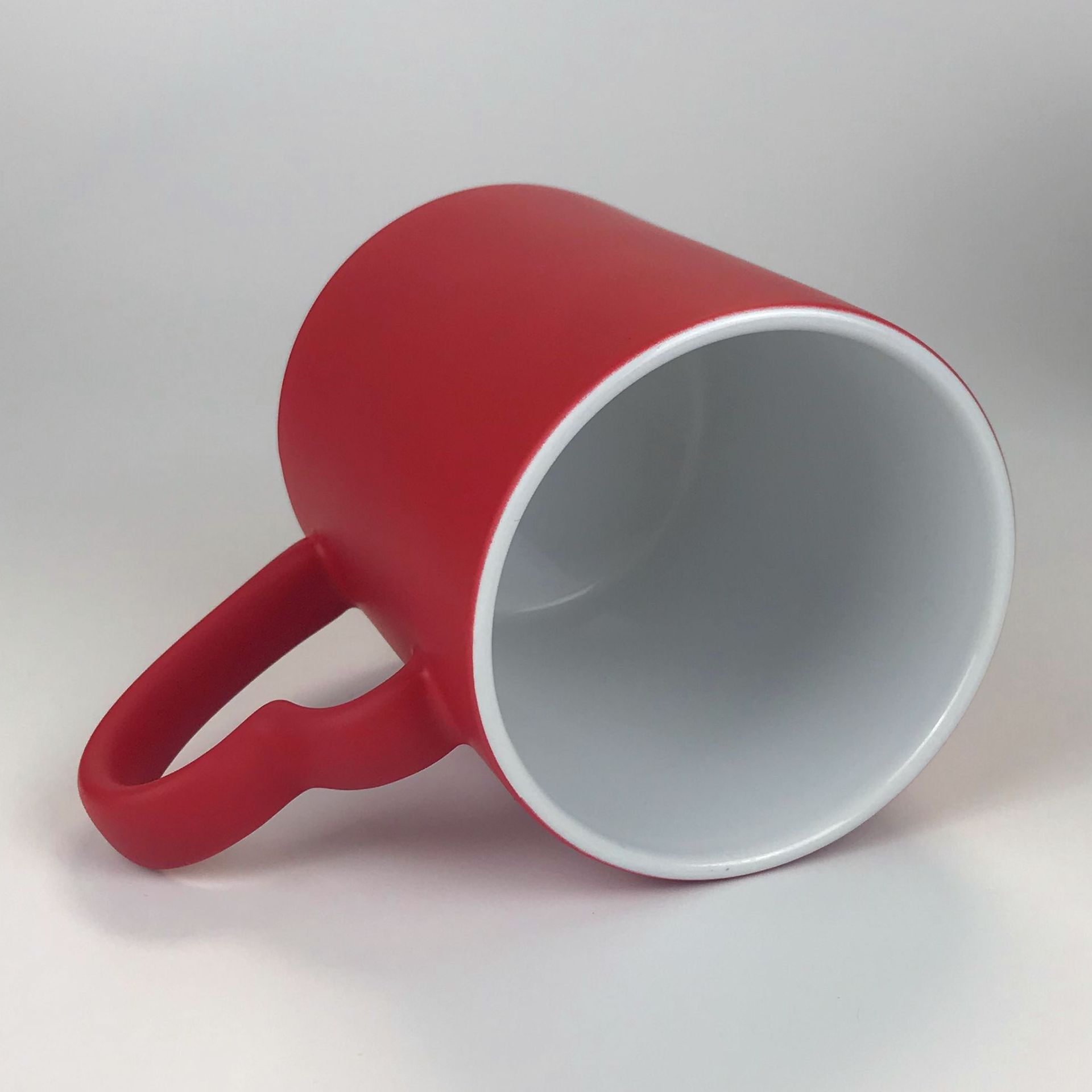 La tasse rouge en forme de cœur à couleur changeante, la tasse nue et l'étui à œufs sont emballés dans une boîte.