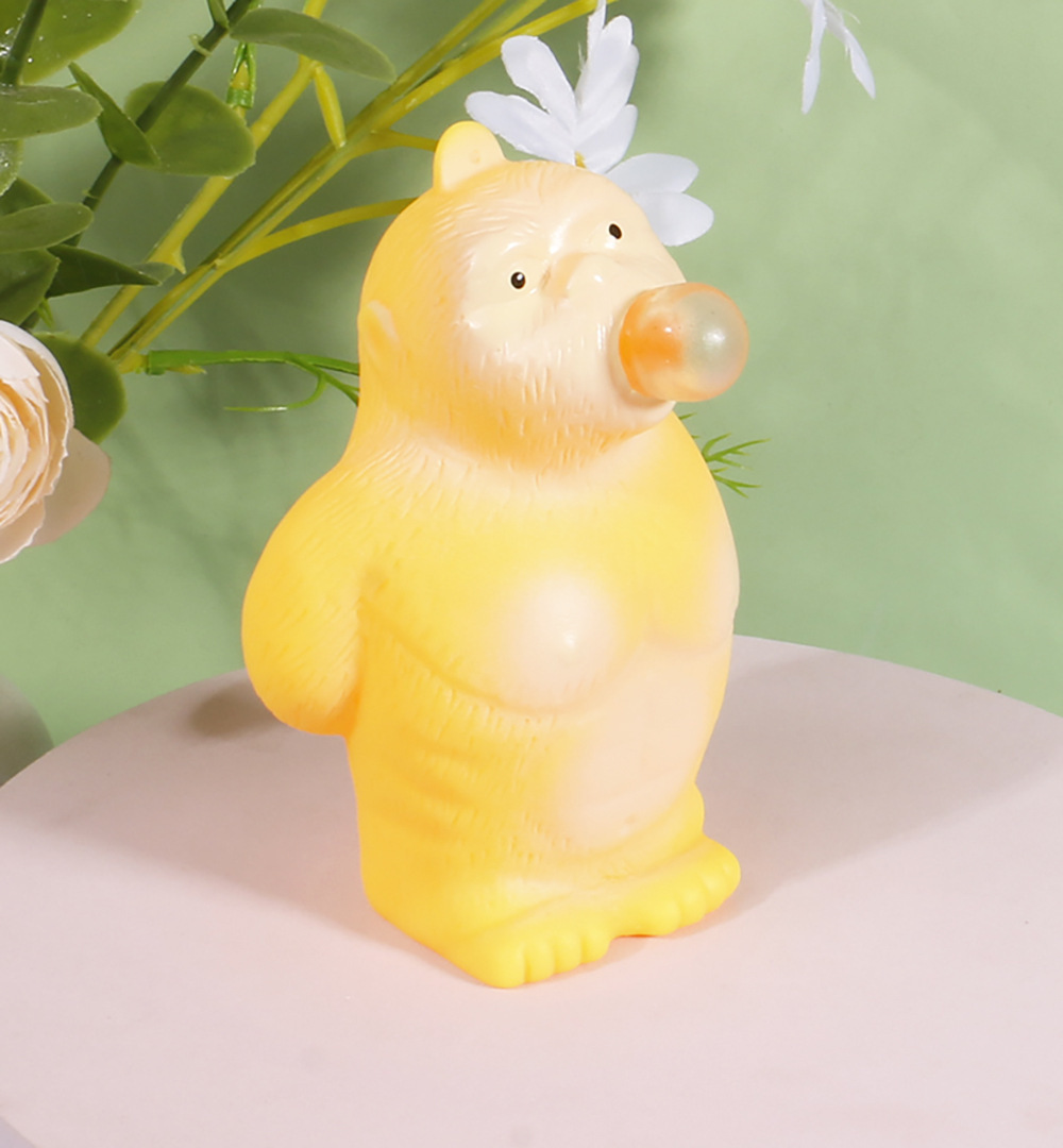 Le patron jaune de 10 cm crache des bulles