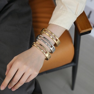 Netto rosso bracciale placcato in oro di alta qualità alla moda Beat Texture Design di nicchia in lega di zinco braccialetti modello di fabbrica di titanio - Product Image 1