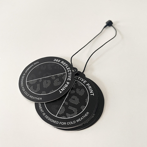 Etiquetas colgantes de papel en relieve de lujo reciclables personalizadas rápidas etiqueta colgante de impresión UV negra etiqueta oscilante con cuerda para ropa - Product Image 5