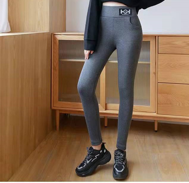 Gris oscuro