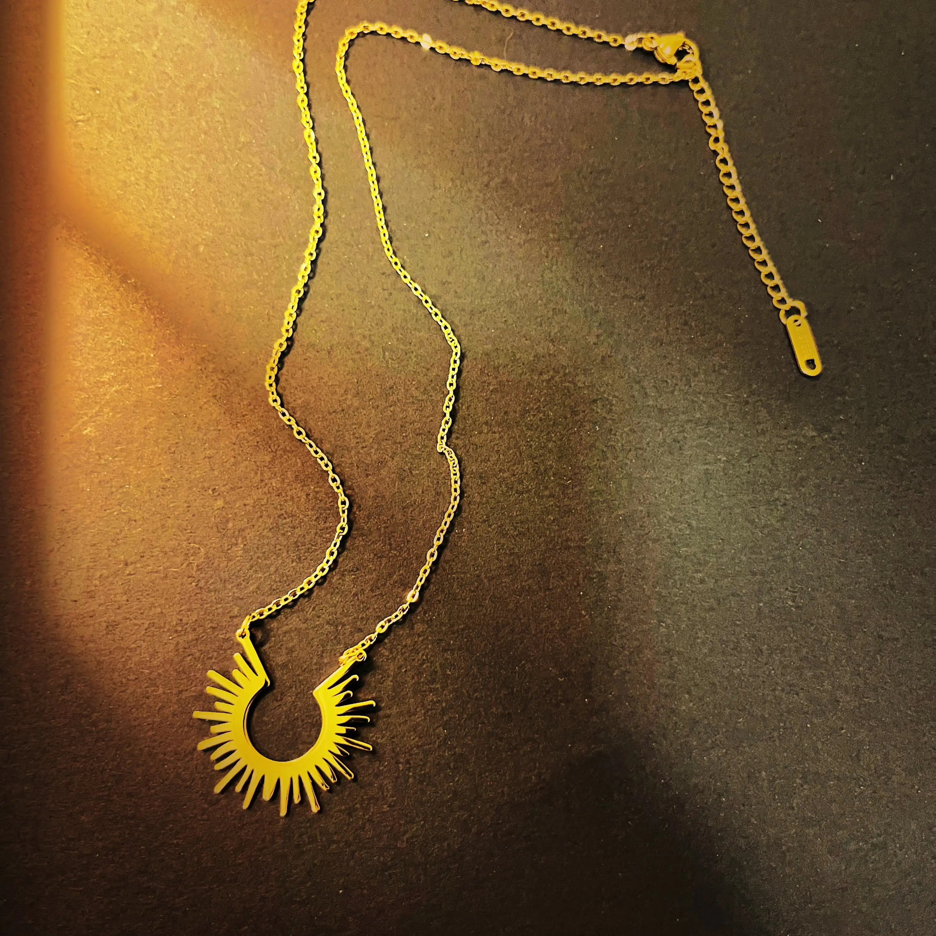 edelstahl-halskette 18k gold plattiert radial textur anhänger schlüsselbein kette damen titanstahl-halsband
