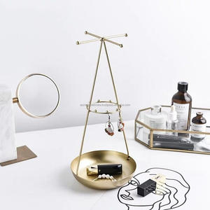 Schmuckst änder aus vergoldetem Metall mit einfachem Schüssel boden und antiker Form Perfekt für elegante Accessoires Stilvoll