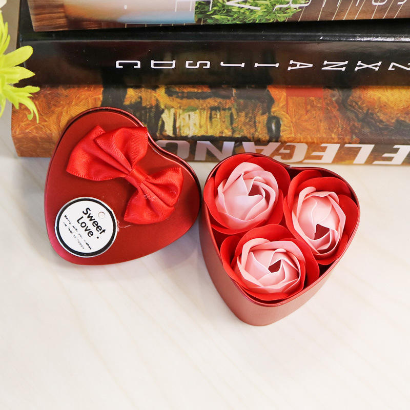 Juego de 3 cajas de hierro con forma de corazón.
