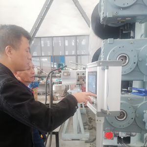Kendinden yapışkanlı/anti-yapıştırıcı özellikleri ile PE HDPE LDPE için özelleştirilebilir 3300mm yüksek yeni polimer su geçirmez levha üretim hattı - Product Image 3