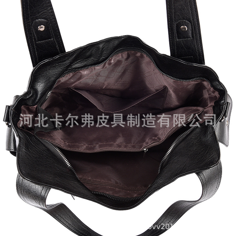 Black (single-layer zippered with a middle divider)