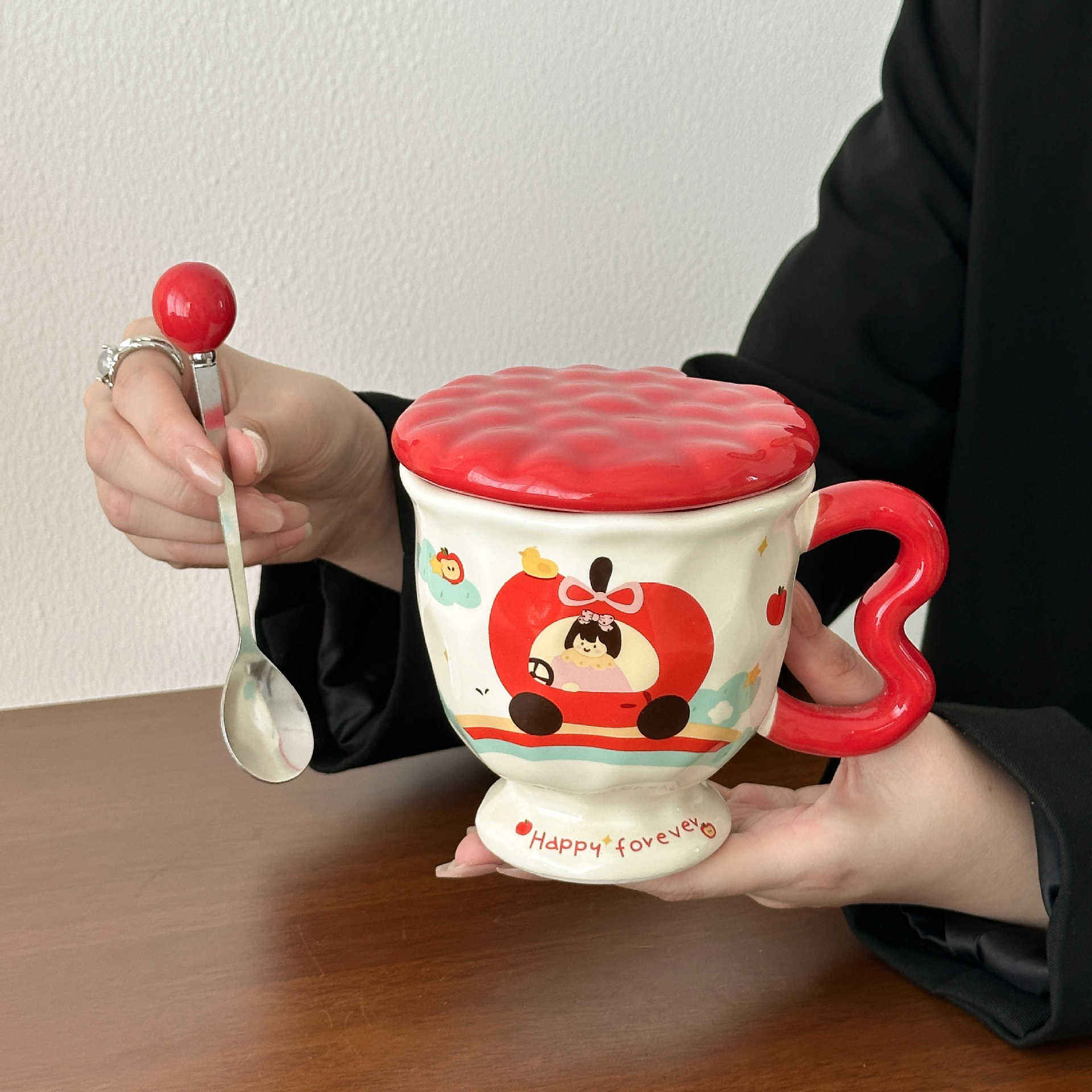 เด็กผู้หญิงขับรถ (ฝาถ้วยและช้อน)