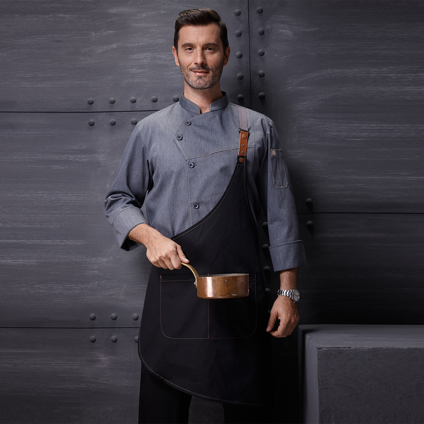 Gray long-sleeved shirt + black apron