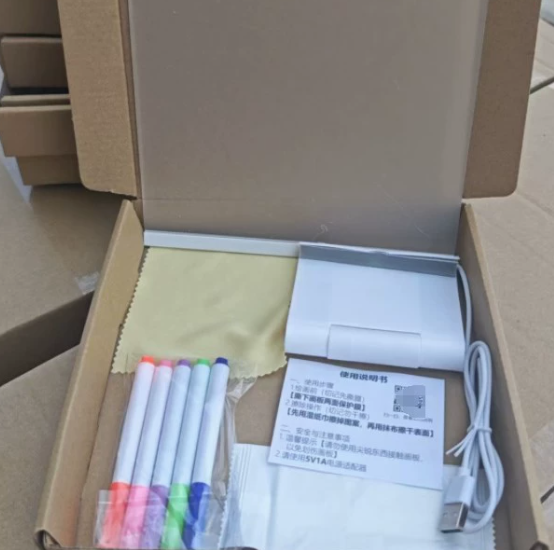 Soporte de 15*15cm + 4 bolígrafos + paño