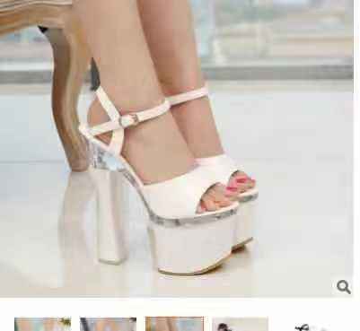 รองเท้าแตะสีขาว