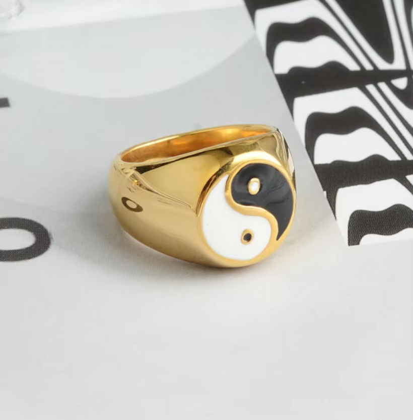 Round ying yang ring
