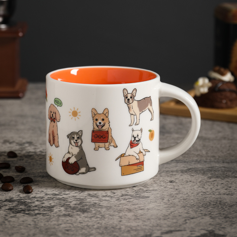 Chien à tasse unique à l'intérieur d'orange