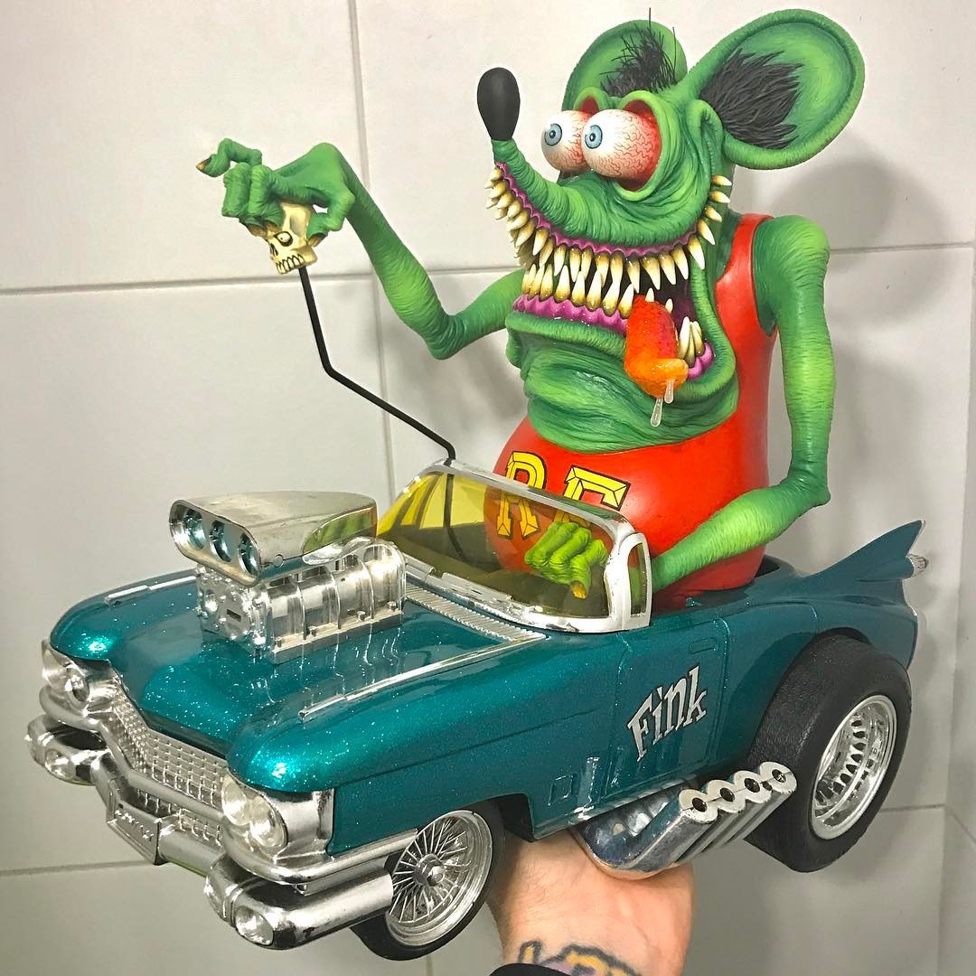 Souris verte conduisant une voiture