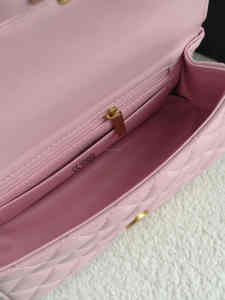 CH büyük marka lüks kadın Crossbody çanta ile CC Logo pembe renk küçük bir omuz makyaj çantaları ile zincir dekorasyon - Product Image 4
