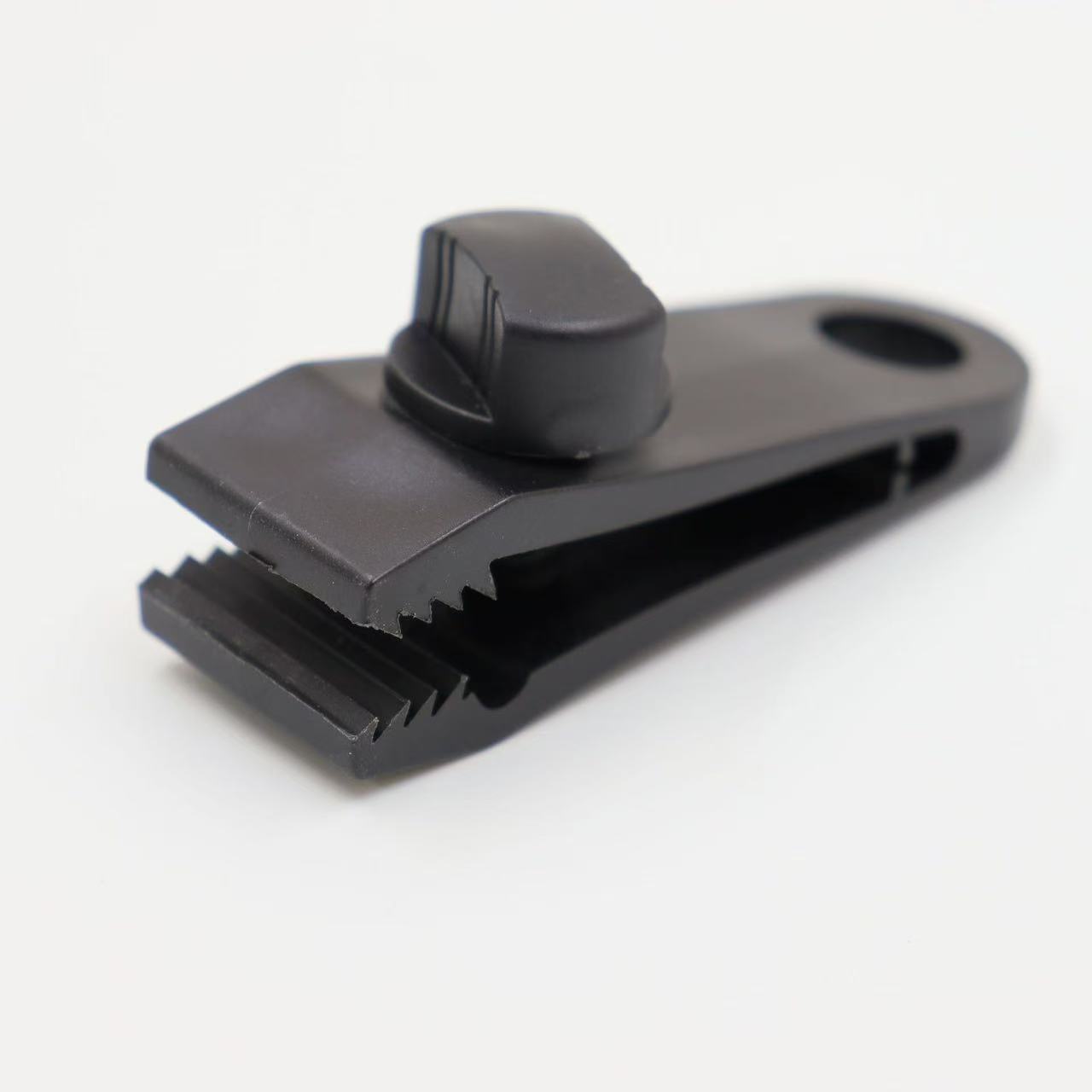 Single black clip