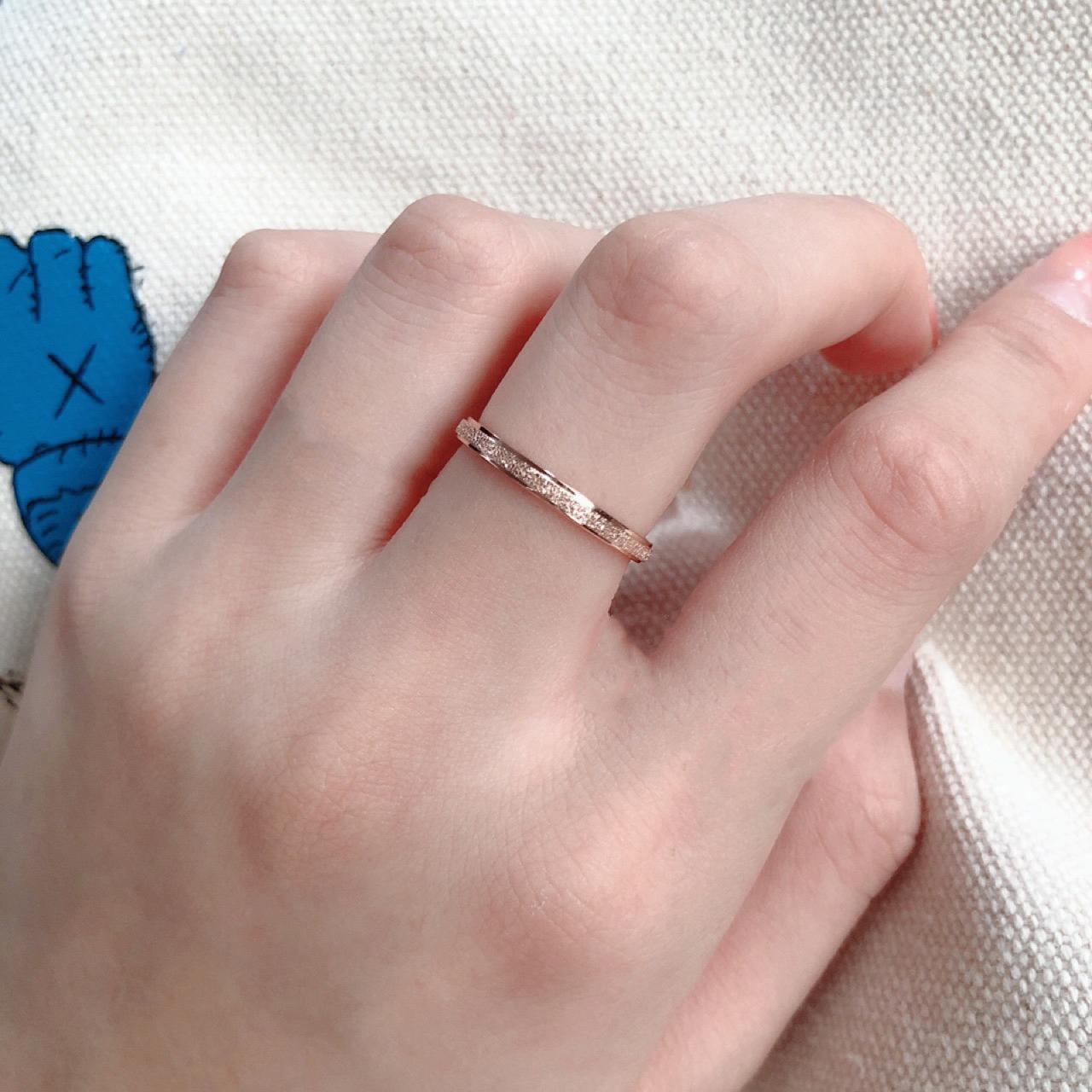Rose gold-frosted