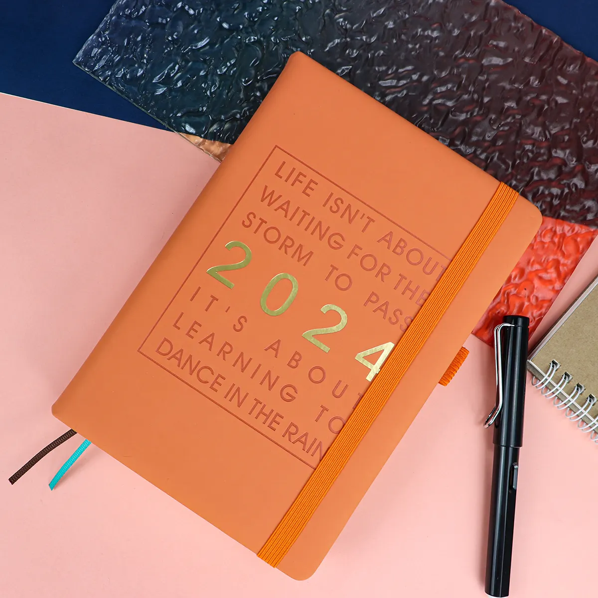 2024 nouvelles idées de produits unique personnalisé A5 calendrier cahier journal avec bande élastique marque-livre logo OEM pour noël nouvel an