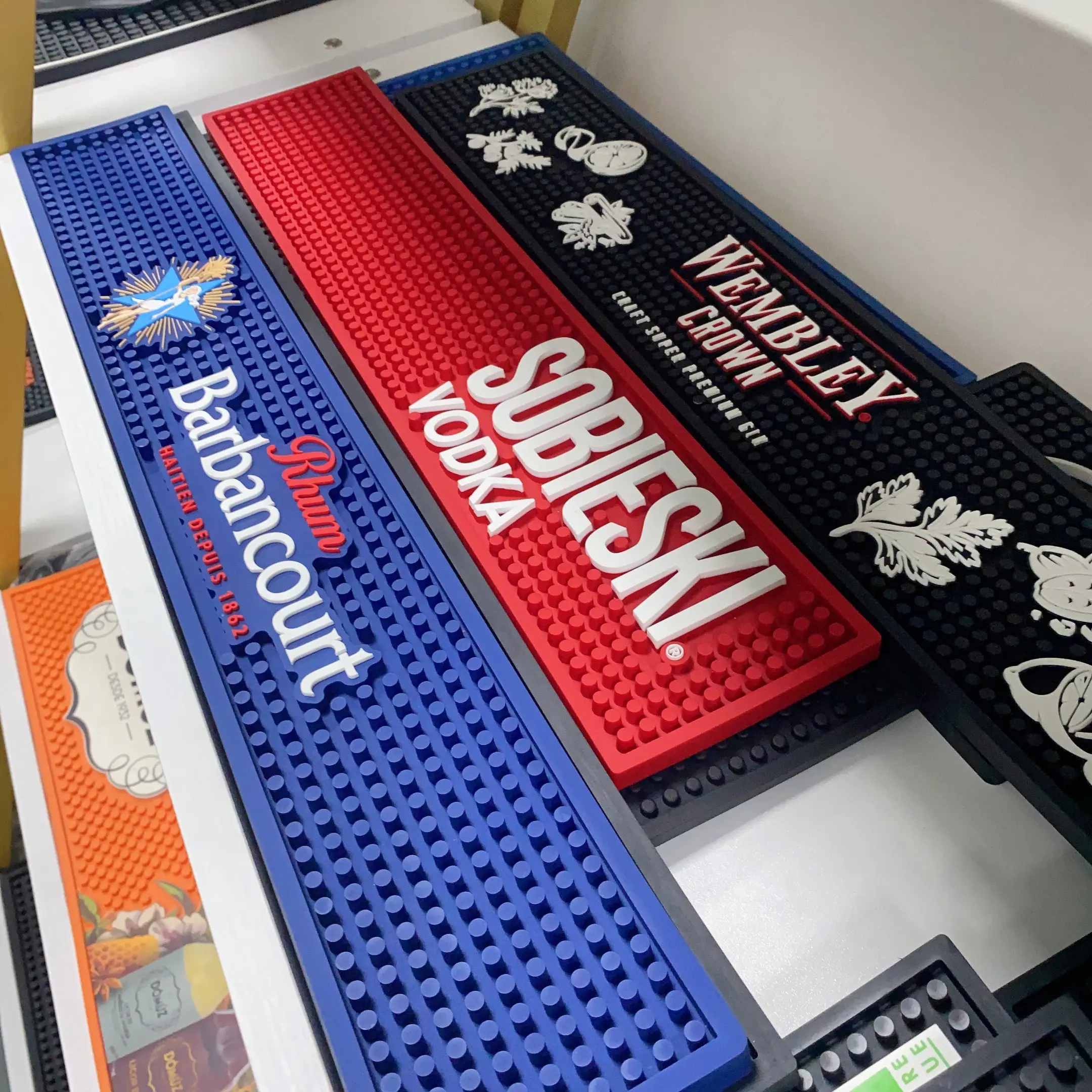 Kustom Aksesoris Bar Bermerek 100% Lembut PVC Bar Mat Runner dengan Logo untuk Bir & Minuman Bar Aksesoris