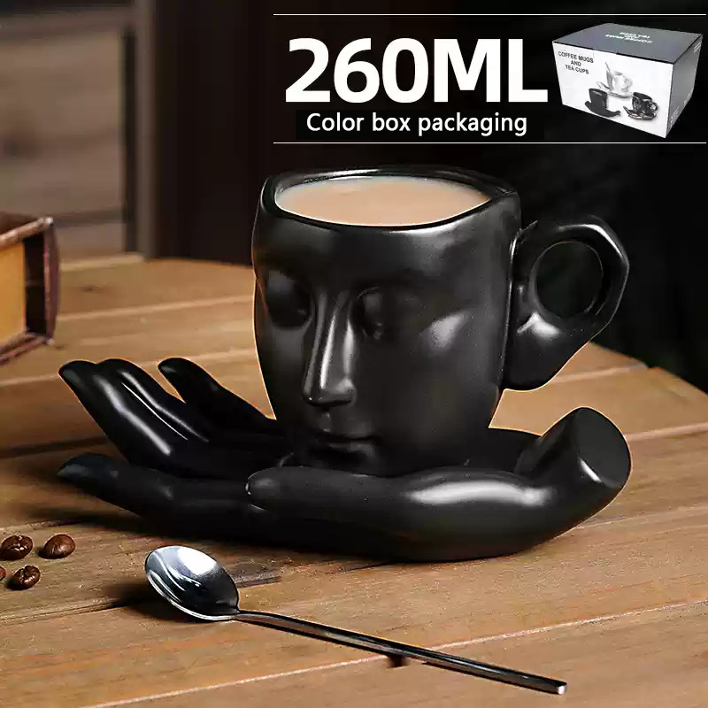 Tasse noire pour le visage avec cuillère