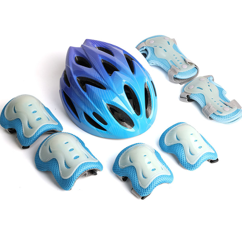Casque K8s bleu avec protections lumineuses bleues.