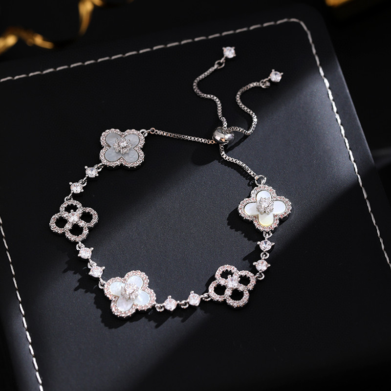 Pulsera de plata con trébol de cuatro hojas, símbolo de la suerte.