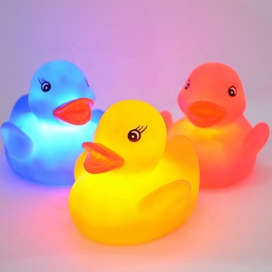 ขายร้อนสีสันกันน้ำลอย LED กระพริบของเล่น Light Up เป็ดยาง - Product Image 1
