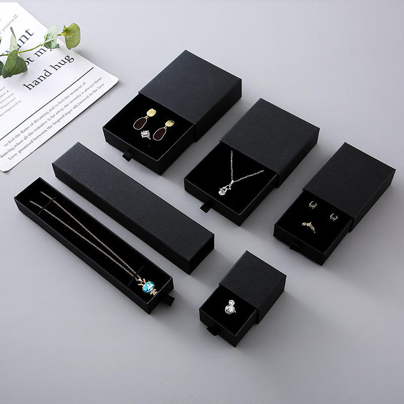 2 cartons noirs