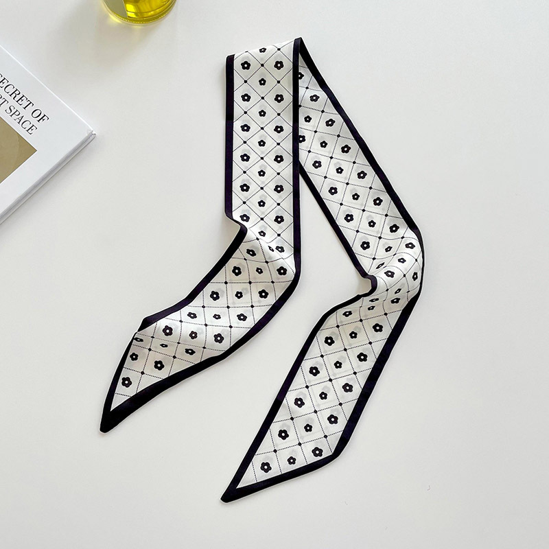 Diamond-patterned small flower black