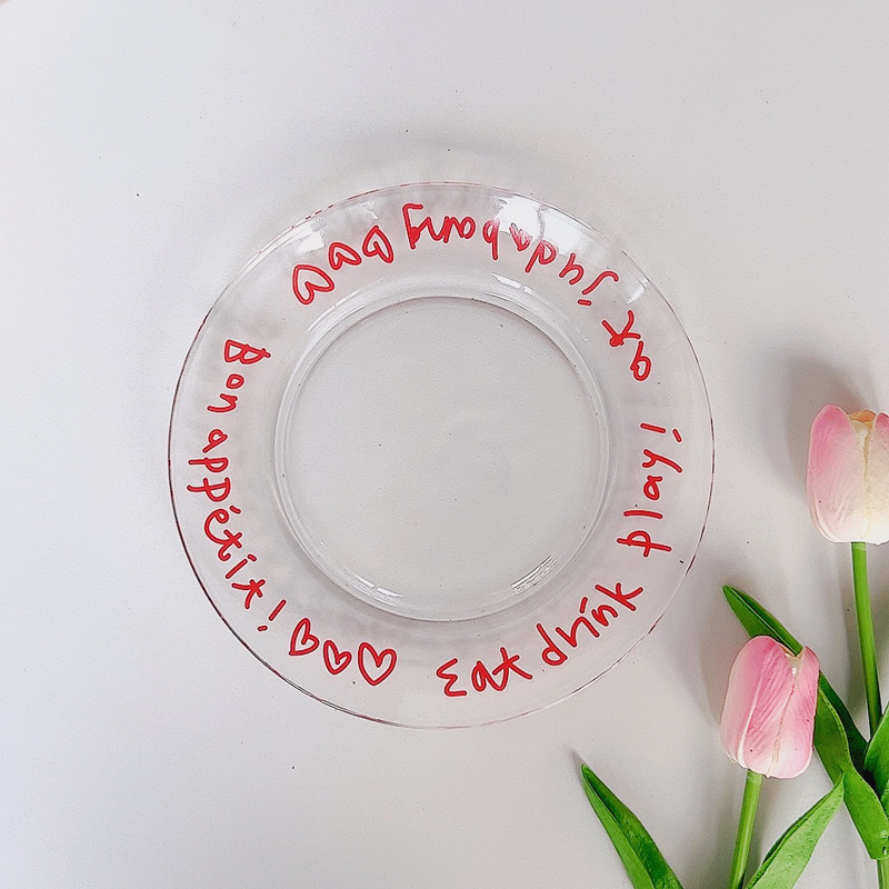 Lettres rouges avec coeur sur plaque de verre