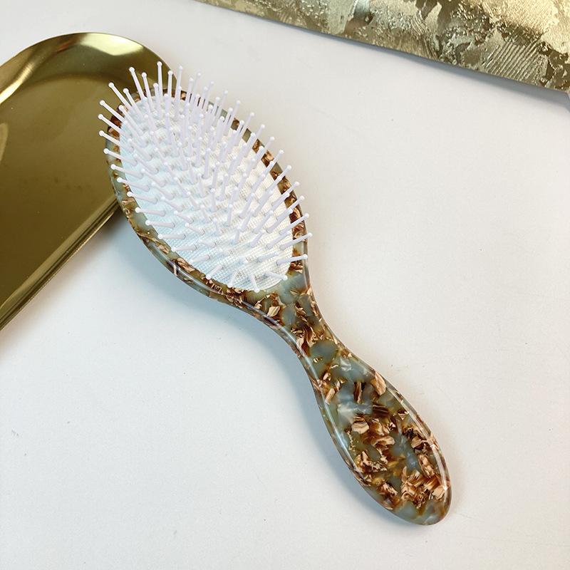 Flower brown with white teeth round