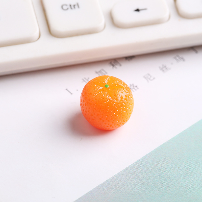 Completo, pequeño, naranja amarillento.