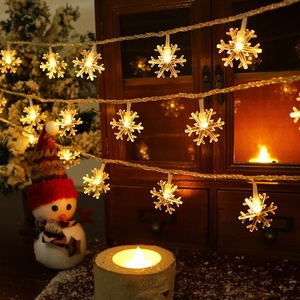 Cadena de luces LED de copo de nieve, decoraciones impermeables para árboles de Navidad con diseño de escena estrellada, iluminación intermitente, colgantes de copos de nieve - Product Image 3