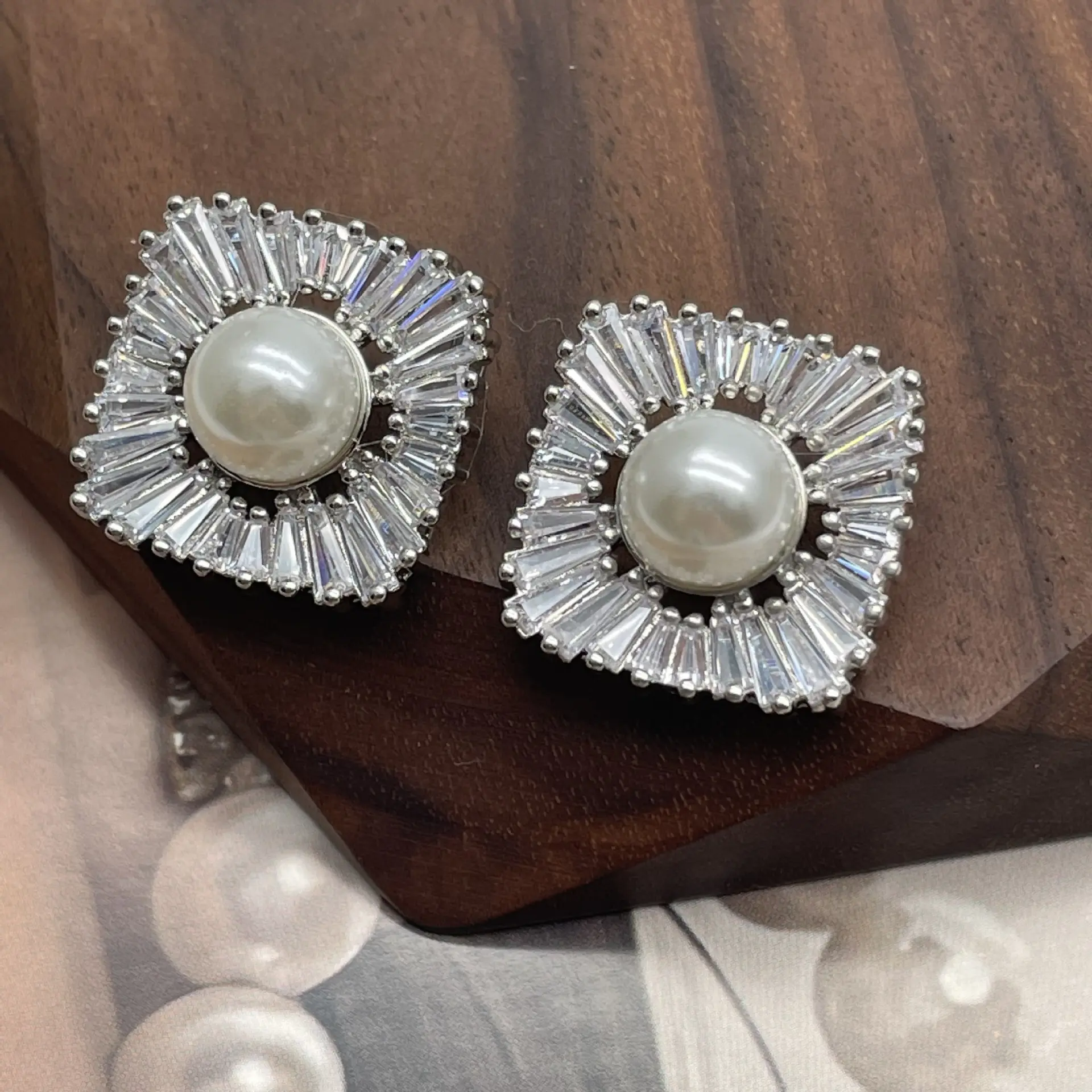 Newesttractive-Accesorios de botón de Metal de circón hechos a mano, botones de corazón de flor de perla de aleación para abrigo de mujer