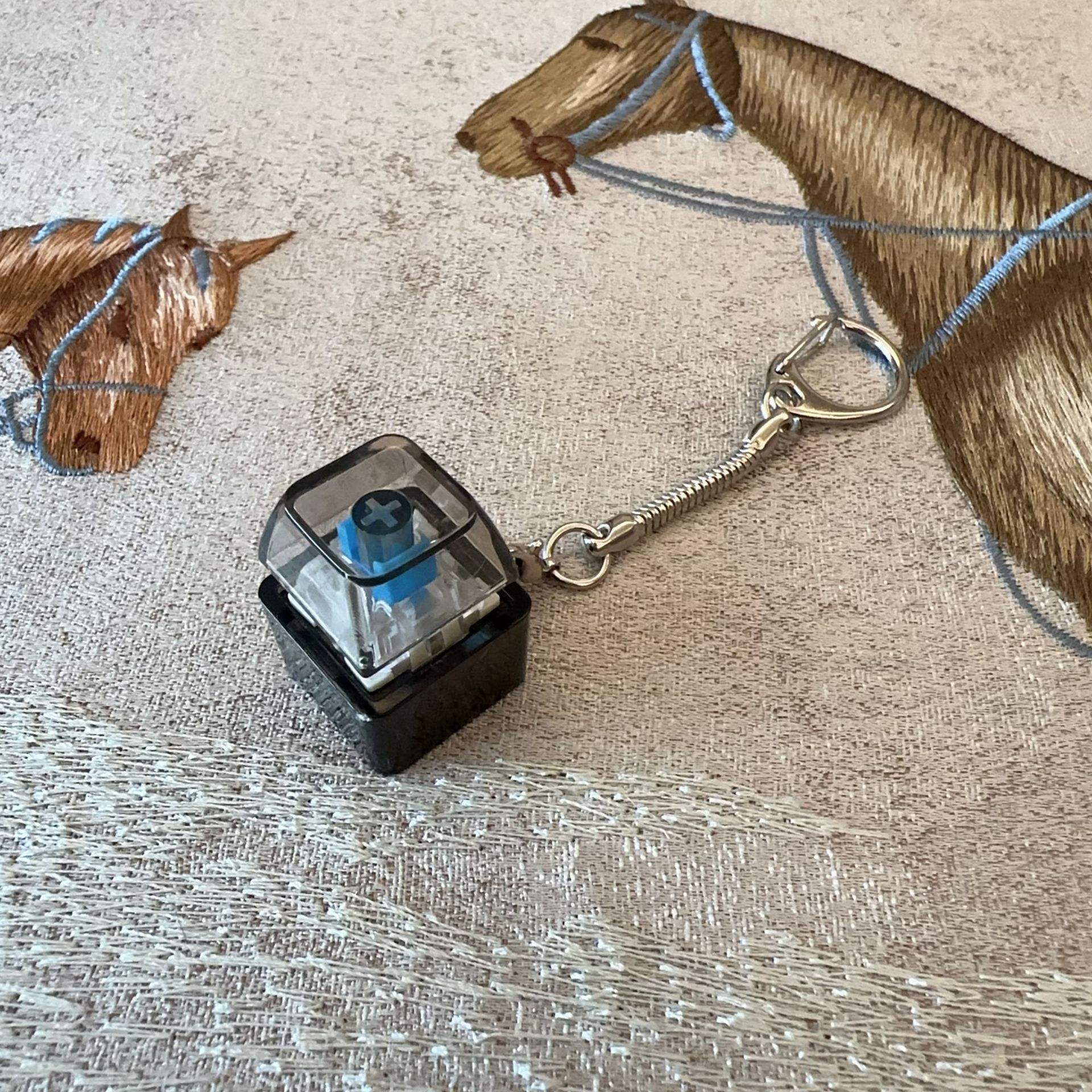 Caja negra de un solo botón - tapa translúcida negra - cadena de hueso de serpiente.