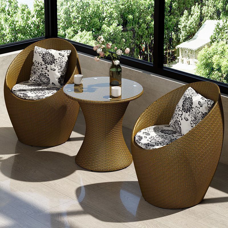 Une table et deux chaises (or)