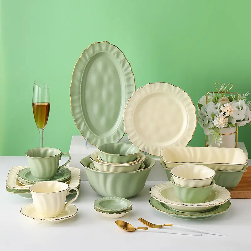 Perlengkapan makan harian Nordic set Modern pelek emas keramik piring makan malam & piring berbentuk bunga mangkuk mug pesta berwarna susu putih