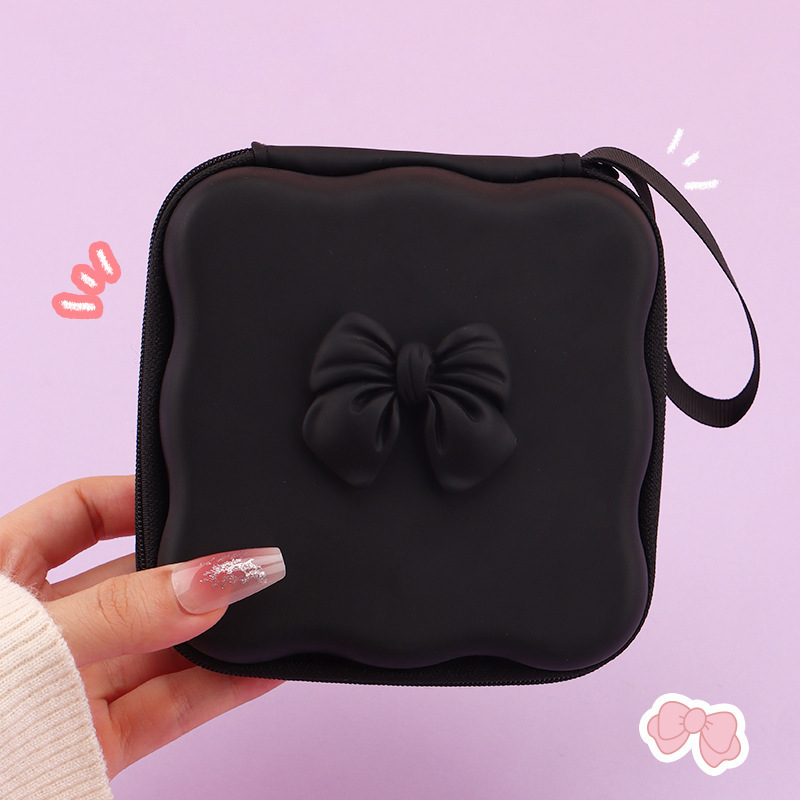 Bolsa de almacenamiento con lazo negro.
