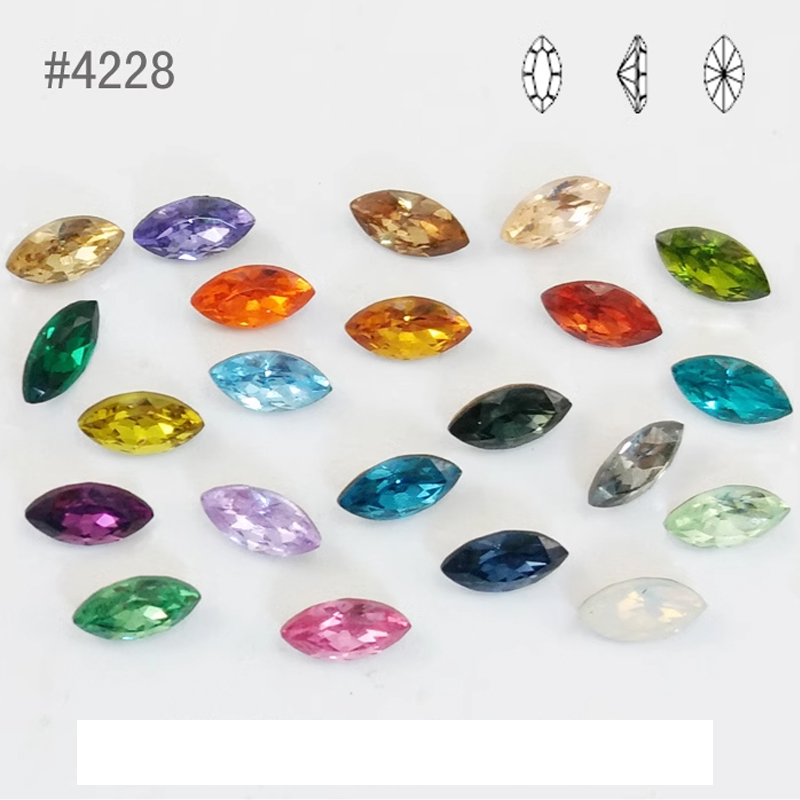 Cristales de colores+accesorios dorados.