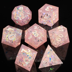 Mini gezegen özel fabrika toptan 7 adet D & D reçine çokyüzlü keskin kenarları el yapımı DND kurulu Sticker zar seti - Product Image 1