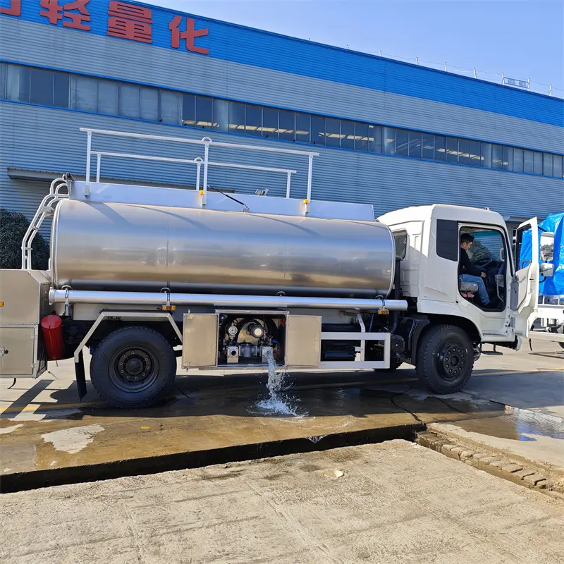 Cina produttori di petroliere Dongfeng 4000 galloni olio rifornimento camion cisterna per la vendita