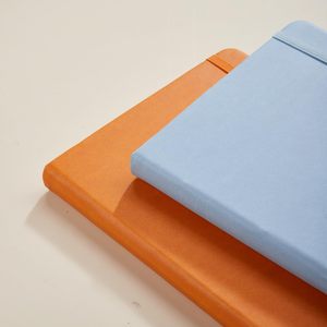 Cuaderno de colores frescos al por mayor, diario personalizado de tapa dura, diario personalizado con página interior forrada, lazo para bolígrafo y marcapáginas de cinta - Product Image 5