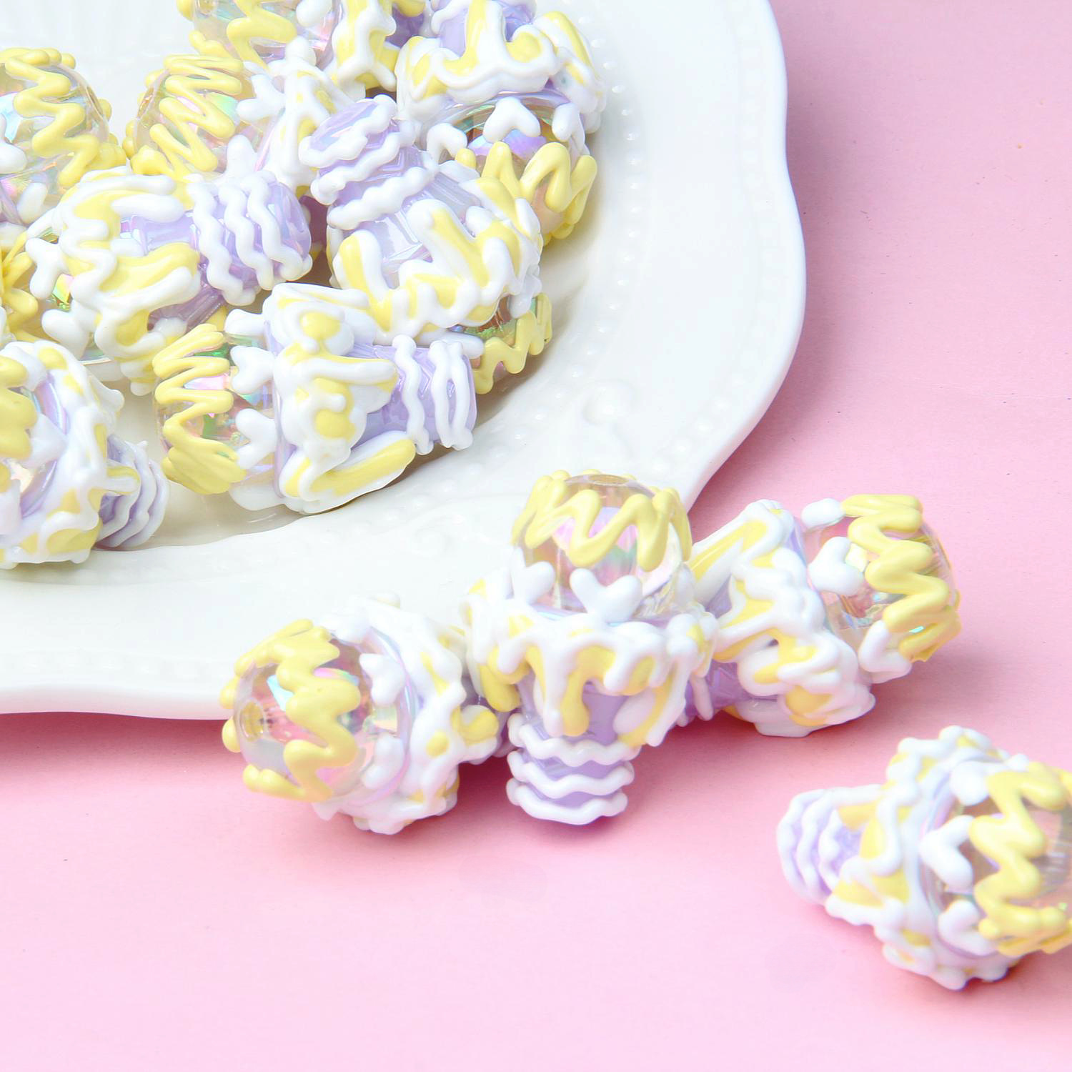Perles plates violettes, jaunes et crème.