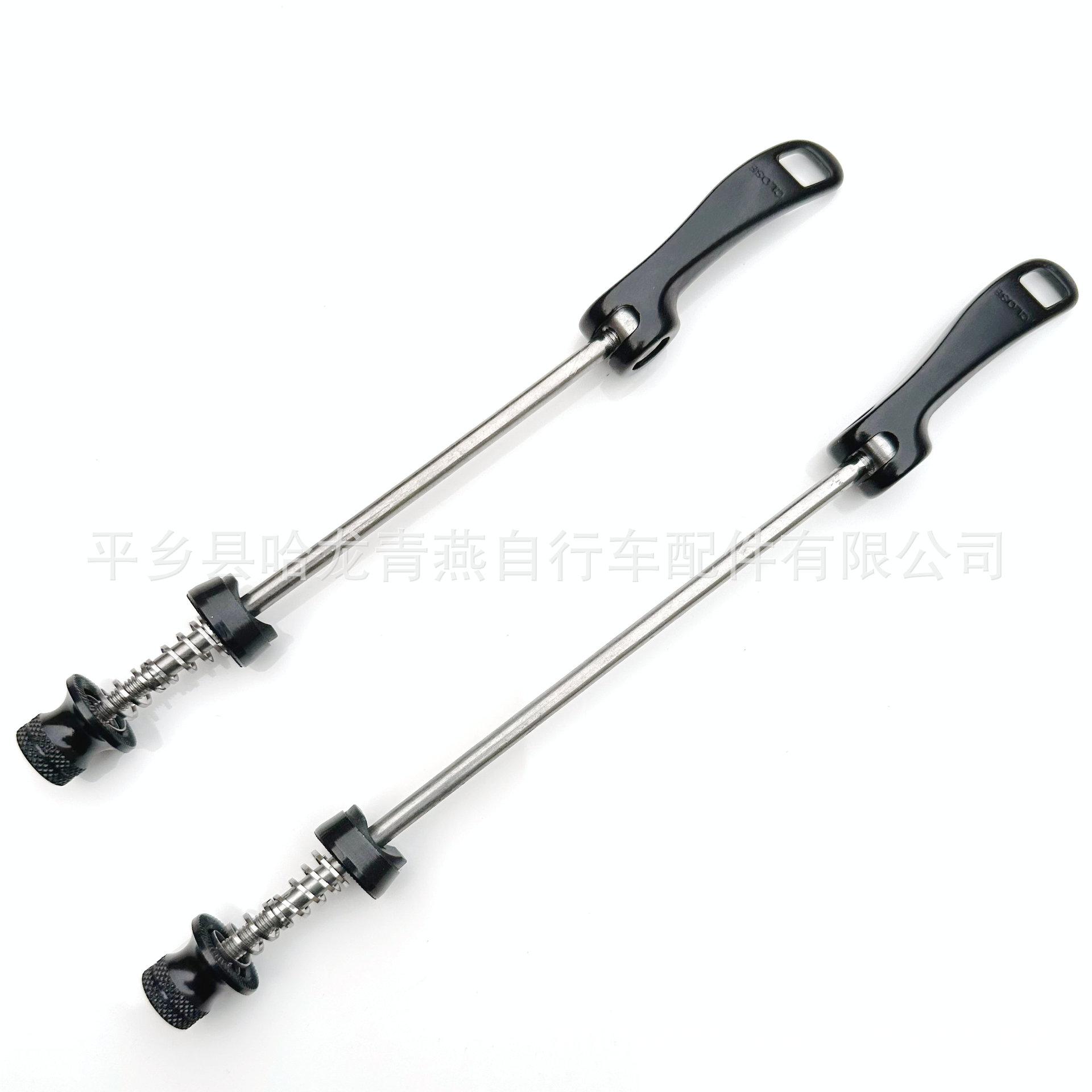 Leviers de fixation rapide avant et arrière à trous carrés noirs.