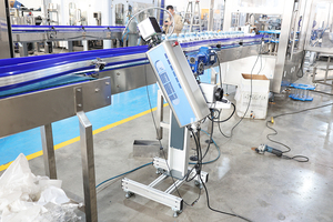 U TECH fabrika doğrudan tedarik komple otomatik üretim hattı ekipmanları: PET şişe lazer tarih kodlama yazıcı sistemi - Product Image 3